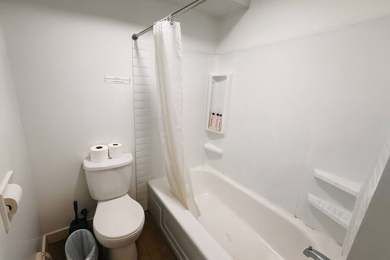 Een haardroger, handdoeken, zeep, shampoo