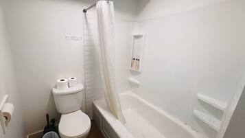 Een haardroger, handdoeken, zeep, shampoo