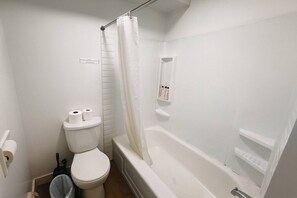 Hair dryer, towels, soap, shampoo - Cozy Studio Retreat Near Banff & Canmore (Harvie Heights)