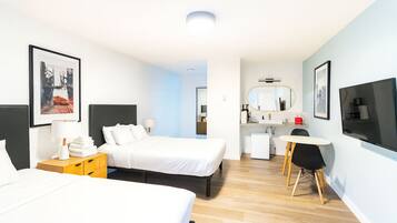 Een strijkplank/strijkijzer, gratis wifi, beddengoed