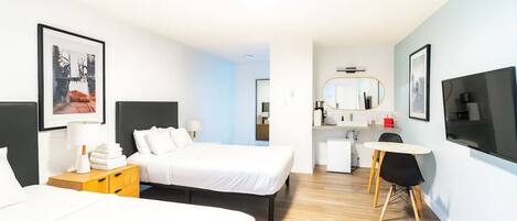 Tabla de planchar con plancha, wifi gratis, ropa de cama