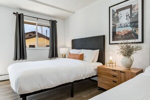 Tabla de planchar con plancha, wifi gratis y ropa de cama 