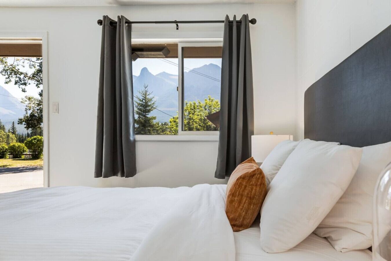 Tabla de planchar con plancha, wifi gratis y ropa de cama 