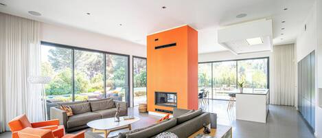 Télévision, cheminée