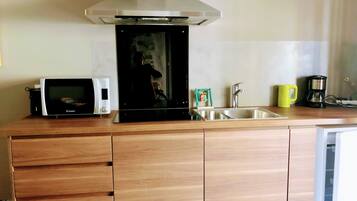 Réfrigérateur, micro-ondes, four, plaque de cuisson