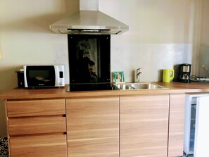 Kjøleskap, mikrobølgeovn, ovn og kokeplater