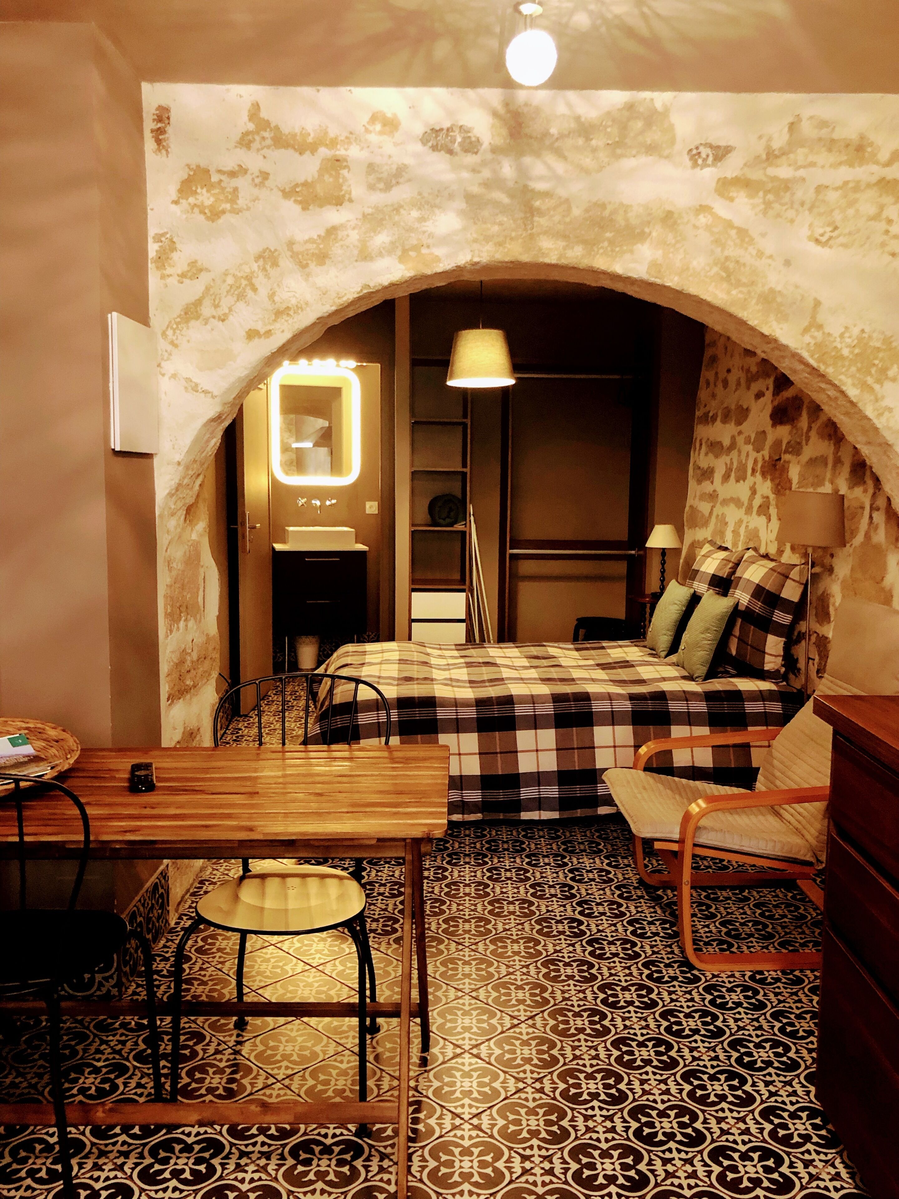 Fer et planche à repasser, lit parapluie, Wi-Fi gratuit, draps fournis