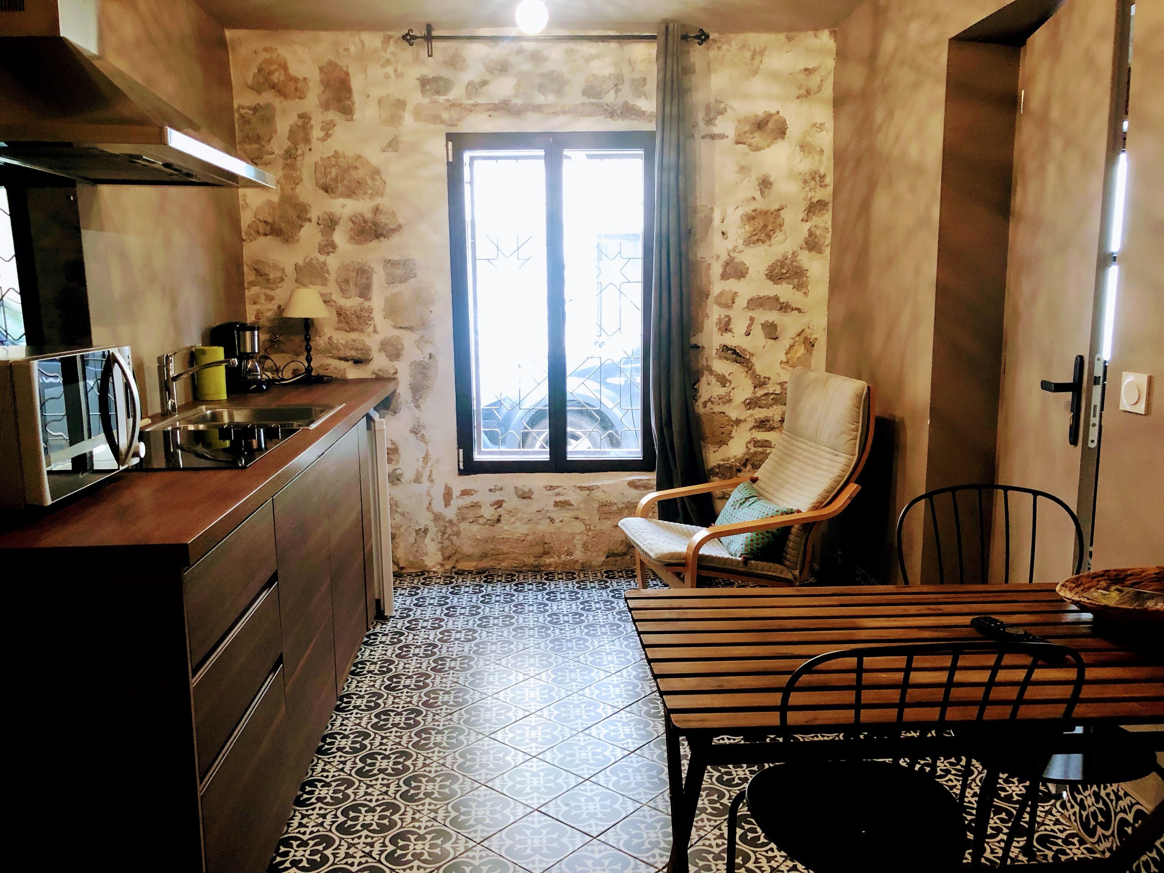 Réfrigérateur, micro-ondes, four, plaque de cuisson