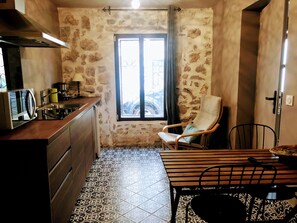 Réfrigérateur, micro-ondes, four, plaque de cuisson