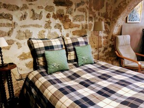 Fer et planche à repasser, lit parapluie, Wi-Fi gratuit, draps fournis