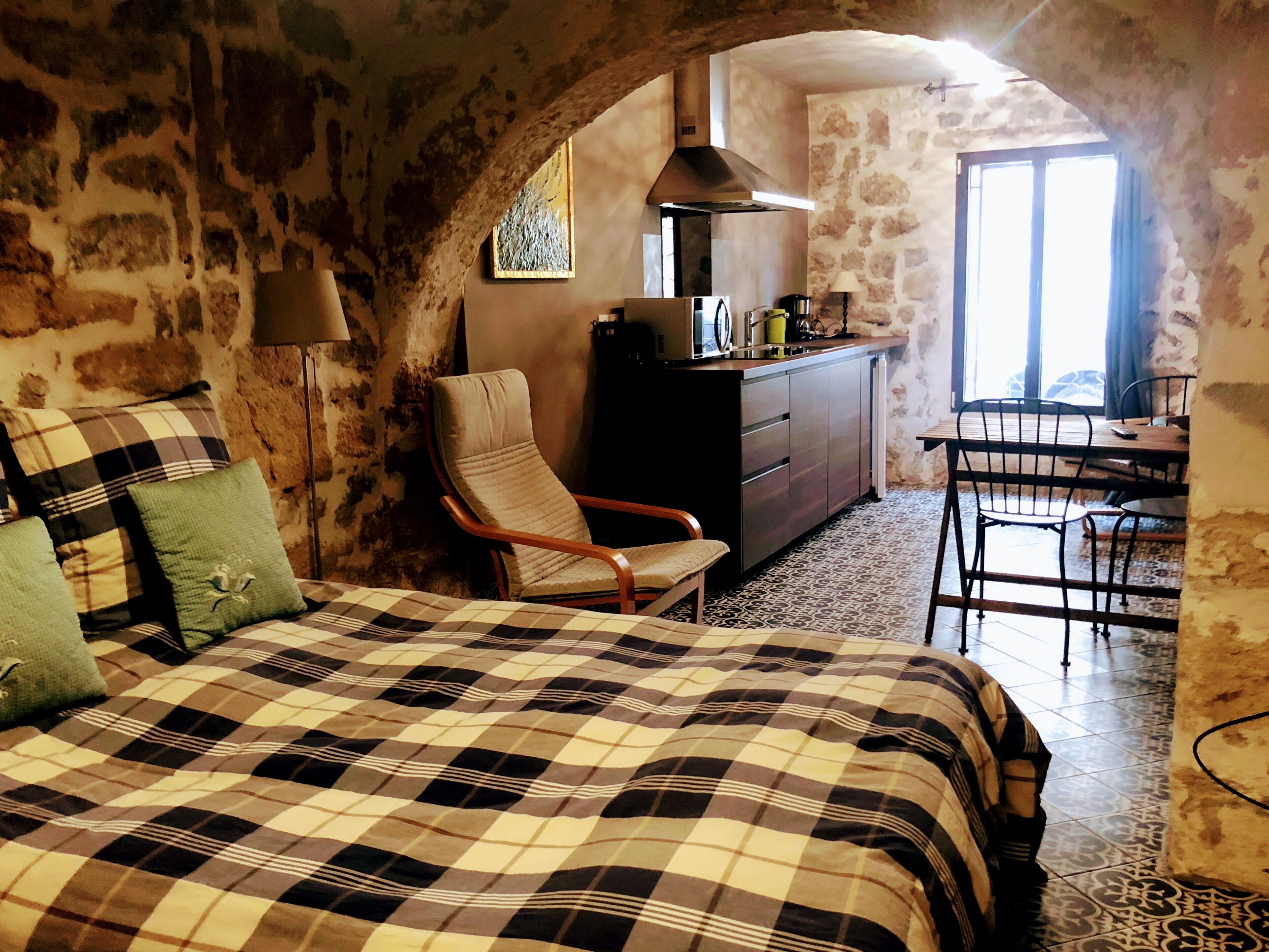 Fer et planche à repasser, lit parapluie, Wi-Fi gratuit, draps fournis