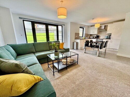 The Greenway Getaway - 2 King Rooms, Patio & High Speed WiFi