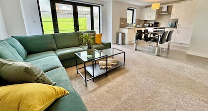 The Greenway Getaway - 2 King Rooms, Patio & High Speed WiFi