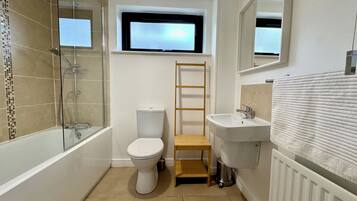 Haartrockner, Handtücher, Seife, Toilettenpapier