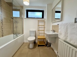 Haartrockner, Handtücher, Seife, Toilettenpapier