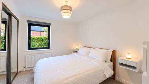 Stormont - Stunning 2 King Bedroom Apartment with Patio