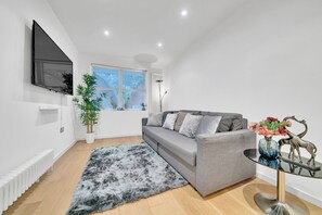 Smart TV - Bright 1-Bed Apartment  Quick Links to Central London (LONDON)
