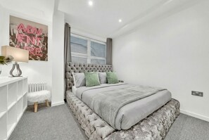 1 bedroom, desk, iron/ironing board, free WiFi - Bright 1-Bed Apartment  Quick Links to Central London (LONDON)
