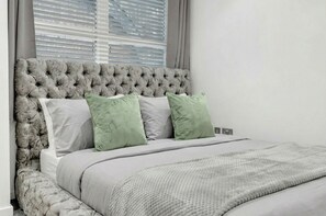 1 bedroom, desk, iron/ironing board, free WiFi - Bright 1-Bed Apartment  Quick Links to Central London (LONDON)