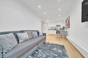 Smart TV - Modern 1 Bed  Bright Camberwell Apartment with Great Transport Links (LONDON)