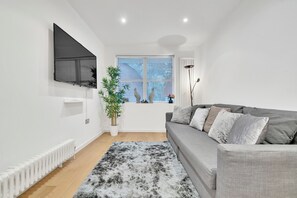Smart TV - Bright 1-Bed Apartment  Quick Links to Central London (LONDON)