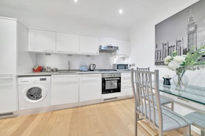 Fridge, microwave, oven, dishwasher - Modern 1 Bed  Bright Camberwell Apartment with Great Transport Links (LONDON)
