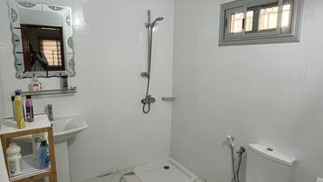 Een douche, een haardroger, handdoeken, zeep