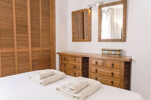 2 bedrooms, iron/ironing board, WiFi, bed sheets - Terrace, parking, swimming pool and sea views (Altea)