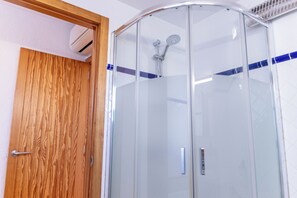 Séchoir à cheveux, bidet, serviettes fournies, savon