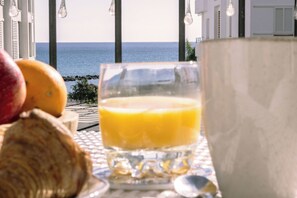 Outdoor dining - Terrace, parking, swimming pool and sea views (Altea)