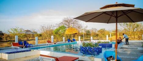 2 من حمّامات السباحة المغطاة، حمّام سباحة خارجي