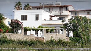 Unclassified image, 3 of 37, button - Ferienvilla bei Tropea mit Blick auf das Meer und die liparischen Inseln by Interhome (Capo Vaticano)