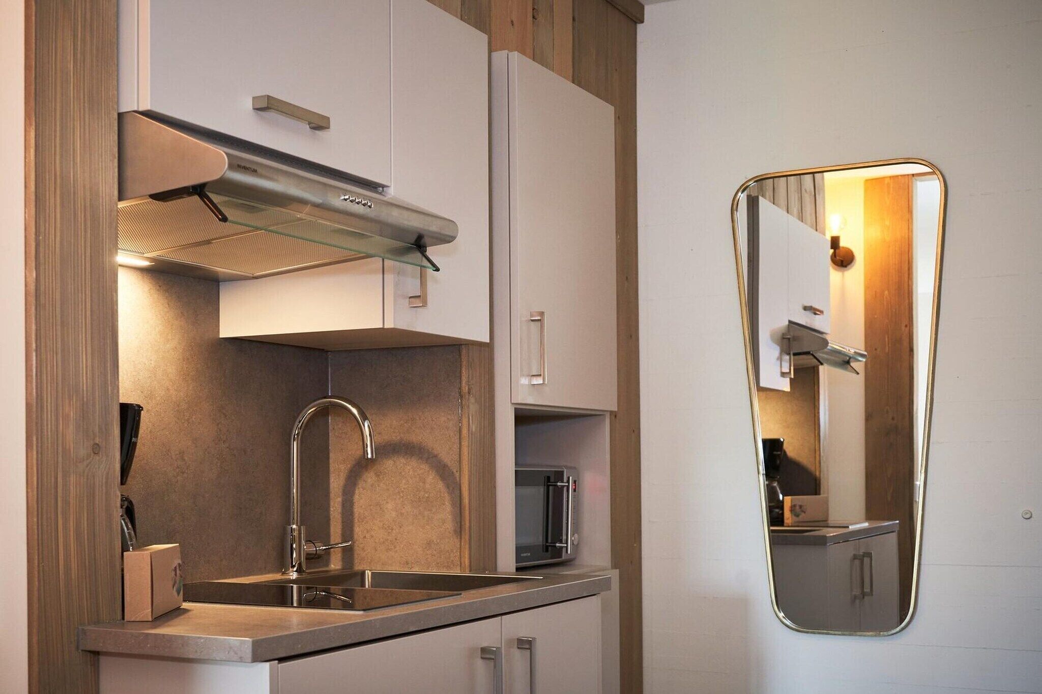 Frigorífico, microondas, placa de cocina y cafetera o tetera