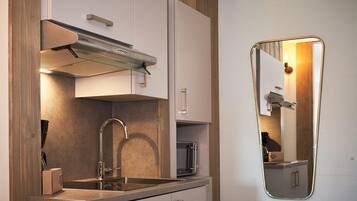 Frigorífico, microondas, placa de cocina y cafetera o tetera