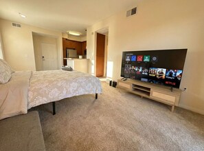 A hotel room with a bed, a TV, a kitchenette, and a bathroom. - Marina Del Rey 1 Bedroom Paradise Close To Vehice Beach (Marina del Rey)