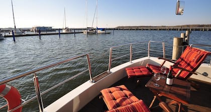 Hausboot Paula im Stadthafen in Ribnitz-Damgarten