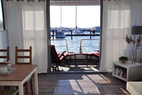 Hausboot Paula mit Reisekajak in Ribnitz-Damgarten