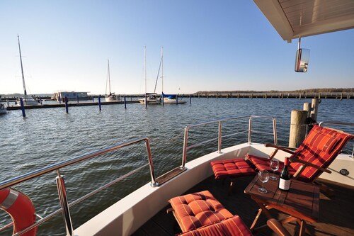 Hausboot Paula mit Reisekajak in Ribnitz-Damgarten