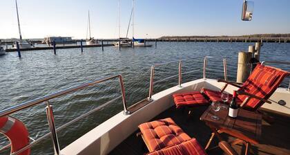 Hausboot Paula mit Reisekajak in Ribnitz-Damgarten