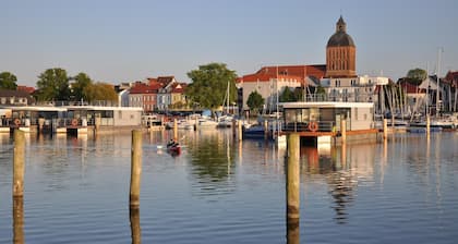 Hausboot Paula mit Reisekajak in Ribnitz-Damgarten