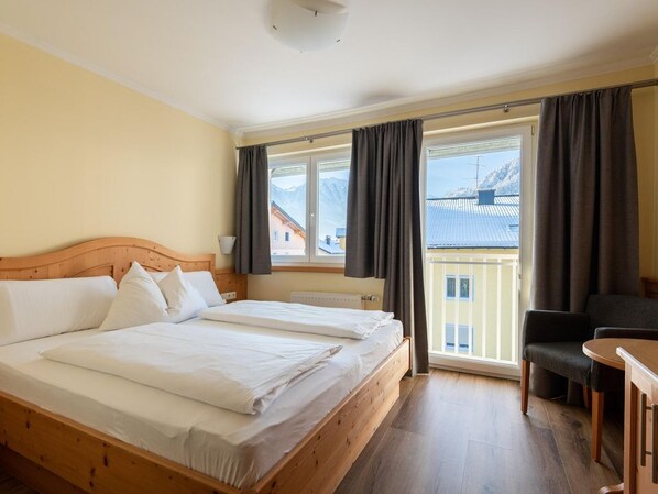 Travel cot, WiFi, bed sheets