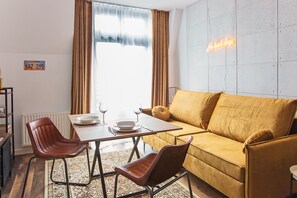 Smart TV, books - Apartment Wendigo - cosy duplex with A/C - near lake (Szczecinek)