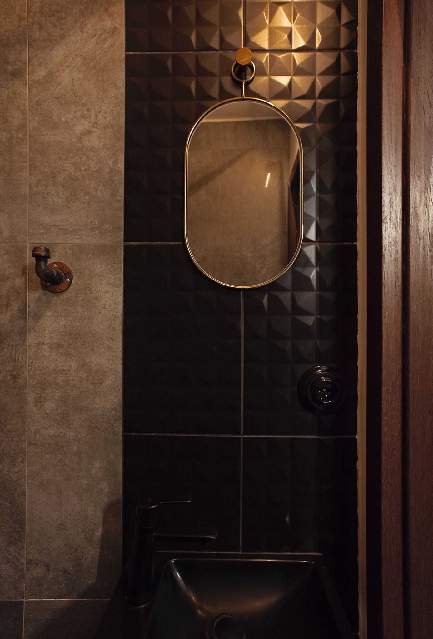 Une salle de bain avec un miroir, un porte-serviettes et des toilettes.
