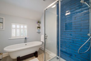 Shower - Hawthorn Hideaway, an idyllic retreat that sleeps 6 guests  in 3 bedrooms (Freshwater)