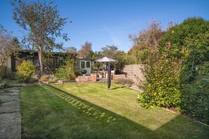 Terrace/patio - Hawthorn Hideaway, an idyllic retreat that sleeps 6 guests  in 3 bedrooms (Freshwater)