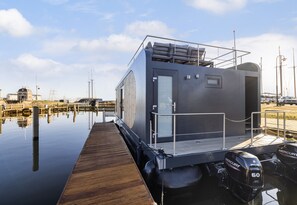 Marina - Stay in luxury houseboats in Lemmer by Lake IJssel. Unique water holiday close to beach & town center. Book directly. (Lemmer)