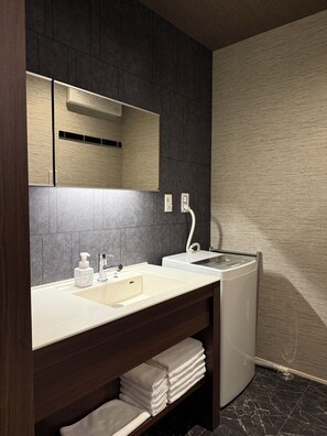 Dreibettzimmer | Badezimmer | Shampoo, Toilettenpapier