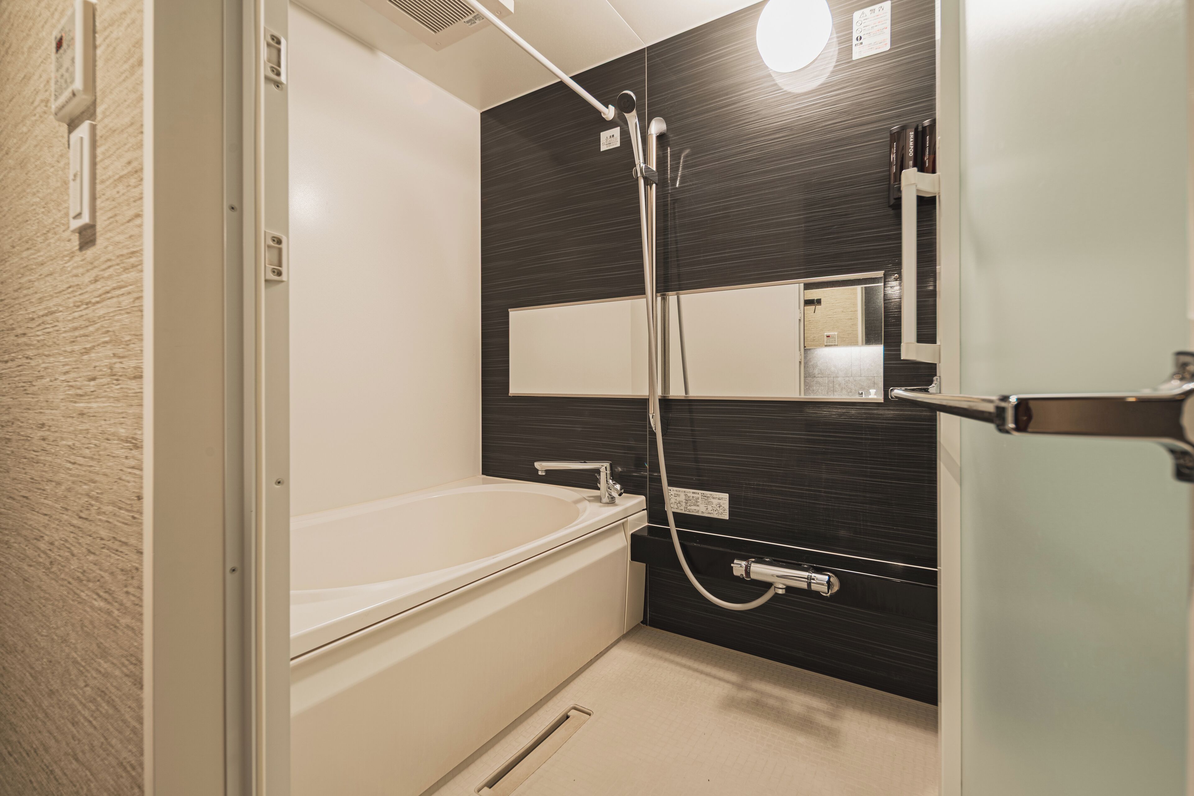 Un baño moderno con bañera, ducha y espejo.