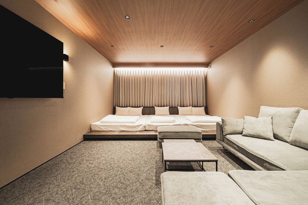 Une chambre moderne avec un grand lit, un canapé et une petite table.