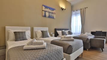 Camera Superior, vista città | Una scrivania, postazione laptop, Wi-Fi gratuito